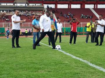 Bupati Yosep Gebze Buka pertandaingan bola tingkat SMP.