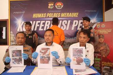 Parang dan Luka di Bawah Rinai Senja Poo