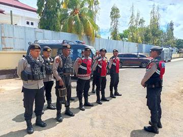 Para Penjaga yang Menenangkan Jalan Sunyi