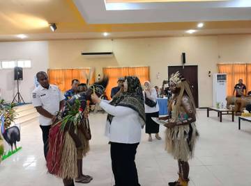 Di Ufuk Timur, Tunas Bahasa Berkisah