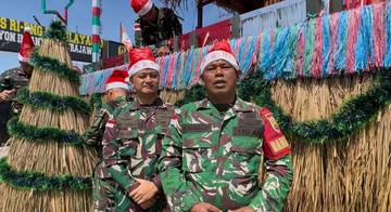Satgas 123/Rajawali dan Warga Dekorasi Natal dari Alam