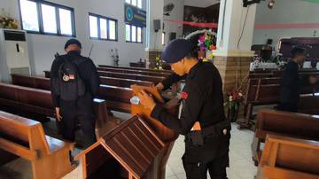 Polres dan Brimob Sterilisasi Gereja Jelang Natal