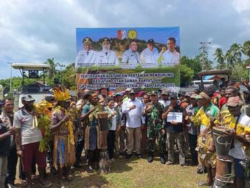 Sembilan Kampung OAP di Okaba Terima Bantuan Alsintan