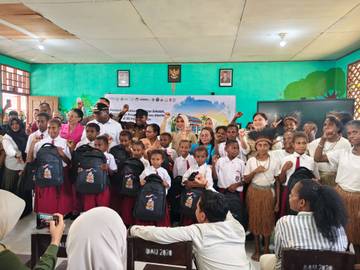 SERUNI KMP Serahkan Bantuan  di SD Senayu