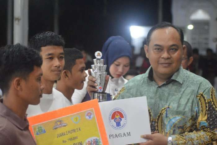 PJ Bupati Berikan Penghargaan kepada Para Atlet Berprestasi