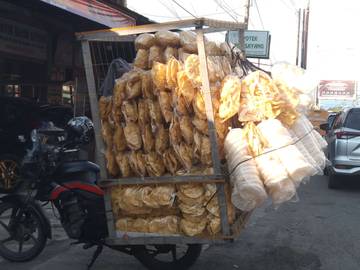 Kerupuk Tepung Tanpa Merek Laris di Meulaboh