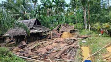 Angin Kencang Terjang Simeulue, Bangunan Usaha Warga Roboh
