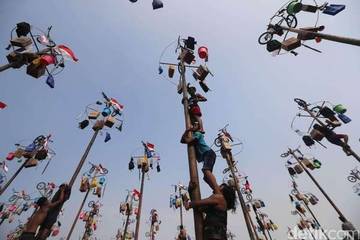 Lomba Panjat Pinang Warisan Belanda Kini Jadi Hiburan