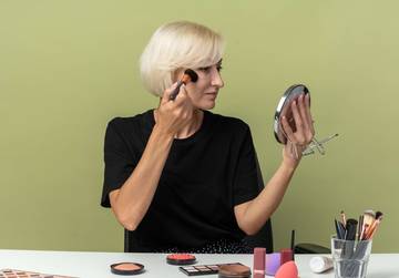 Tips Makeup Wajib Coba untuk Pemilik Rambut Perak