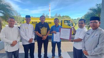 Pemkab Simeulue Serahkan Aset Truk Tangki ke PDAM