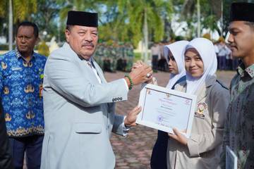 Bupati TRK Serahkan Penghargaan untuk Pemuda Berprestasi