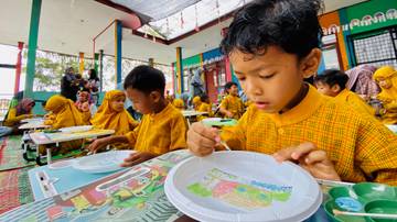 Anak TK Percontohan Mewarnai di Piring Plastik