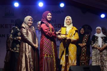 Ketua Dekranasda Nagan Raya Raih Juara III Fashion Show