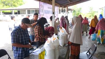 Pemerintah menyalurkan Bantuan Pangan Gratis di Aceh Barat