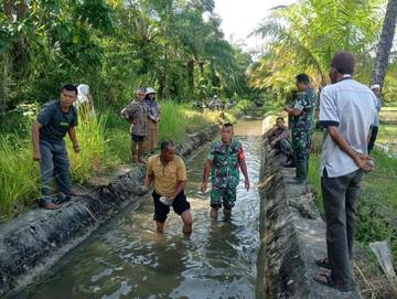 Perangkat Desa dan Babinsa Cek Kerusakan Infrastruktur Pengairan