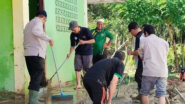 Relawan Kemenag Aceh Barat Pulihkan MIN 14 Pascabanjir