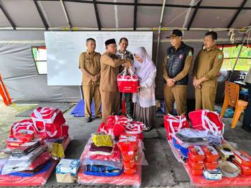 Wabup Simeulue Serahkan Bantuan untuk Korban Kebakaran