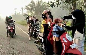 Mahasiswa Samatiga Bagikan Masker, Cegah Dampak Asap Karhutla