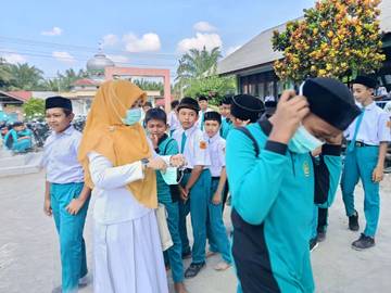 Puskesmas Cot Seumereung Bagikan Masker Ke Pelajar 