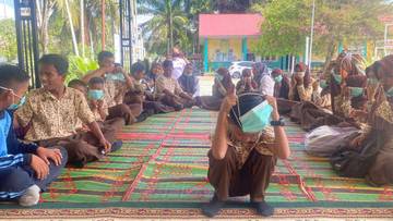 Tenaga Kesehatan Puskesmas Samatiga Bagi Masker Pelajar Disabilitas 