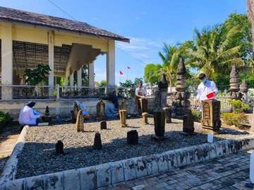 Petugas Museum Aceh Perawatan Batu Nisan Bersejarah