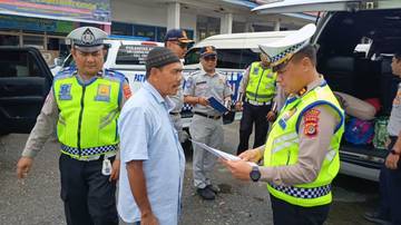 Polantas Mengecek Kelayakan Kenderaan di Terminal Meulaboh 
