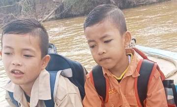 Bertahun-tahun, Anak-Anak Desa Sipot Naik Perahu Menuju Sekolah