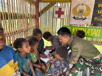Anak Kalome Antusias Belajar Bersama Satgas Yonif 753/AVT