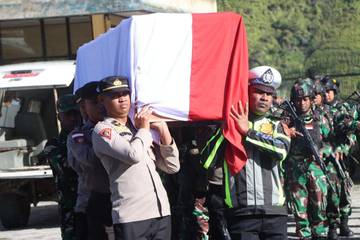 Jenazah Bripka Anumerta Ronald Enok Diterbangkan ke Jayapura