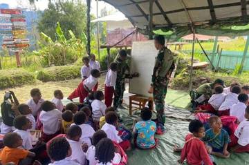 Satgaster Yonif 754/ENK Lakukan Belajar Mengajar Anak Homeo