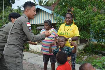 Dukung Tumbuh Kembang Anak Papua, ODC Berbagi Susu Dengan Anak Mimika