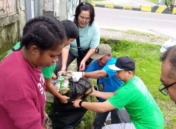 Kemenag Mimika Bersihkan Kota Sambut Ramadhan dan Paskah