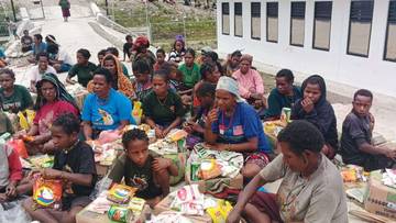 Sukacita Masyarakat Sinak Terima Sembako, Gudang Logistik Bermanfaat 