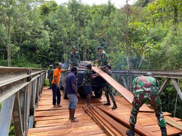 TNI Bersama Warga Perbaiki Jembatan Distrik Apalapsili Yalimo