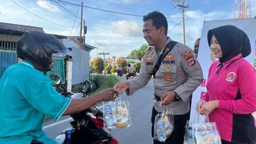 Polsek Nabire Kota Berbagi Takjil di Bulan Ramadhan