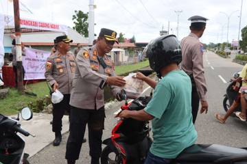 Kapolres Nabire dan Binrohtal Kristen Bagikan Takjil Gratis