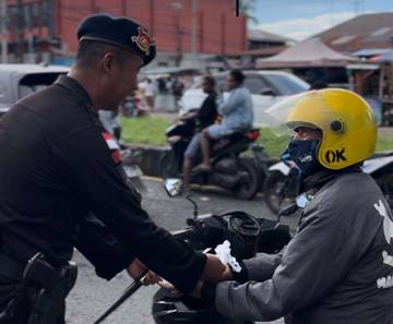 Brimob dan Bhayangkari Ranting Batalyon C Berbagi Takjil
