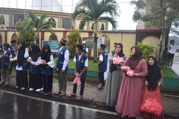 Pengurus OSIS Al-Madinah Nabire Berbagi Takjil Ramadhan 
