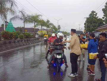 Berbagi Kasih di Bulan Puasa, Darwin Rombe Bagikan Takjil Gratis