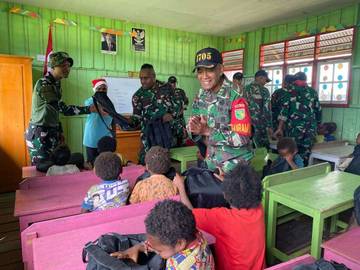 TNI Berbagi Kasih di TK Kasih Pogapa Intan Jaya