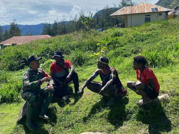 Lakukan Komsos, Danramil Homeyo Kunjungi Masyarakat