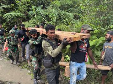 TNI Gotong Royong Bersama Warga Bangun Kembali Jembatan 