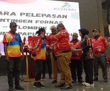 Meki Nawipa Lepas Kontingen Papua Tengah ke Mandalika 