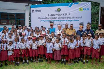 PLN Salurkan SuperSUN ke Sekolah di Tanah Papua 