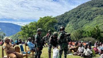 Berbagi Kehangatan, Merajut Kedekatan, Anjangsana di Kampung Okyop