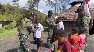 Peduli Anak Papua, Satgas Yonif 112/DJ Bagikan Seragam