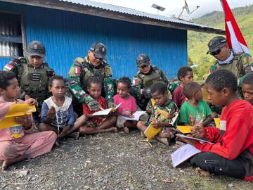 Anak-Anak Kampung Kolianbanak Dapat Alat Tulis untuk Belajar