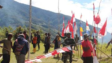 TNI Bersama Warga Kiwirok Kibarkan Bendera Merah Putih