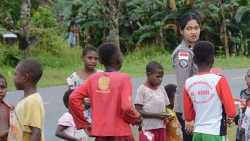Keceriaan Anak-anak Pomako Bersama Satgas Damai Cartenz