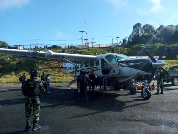 Pengawalan Distribusi Logistik Bandara Bilorai Intan Jaya 